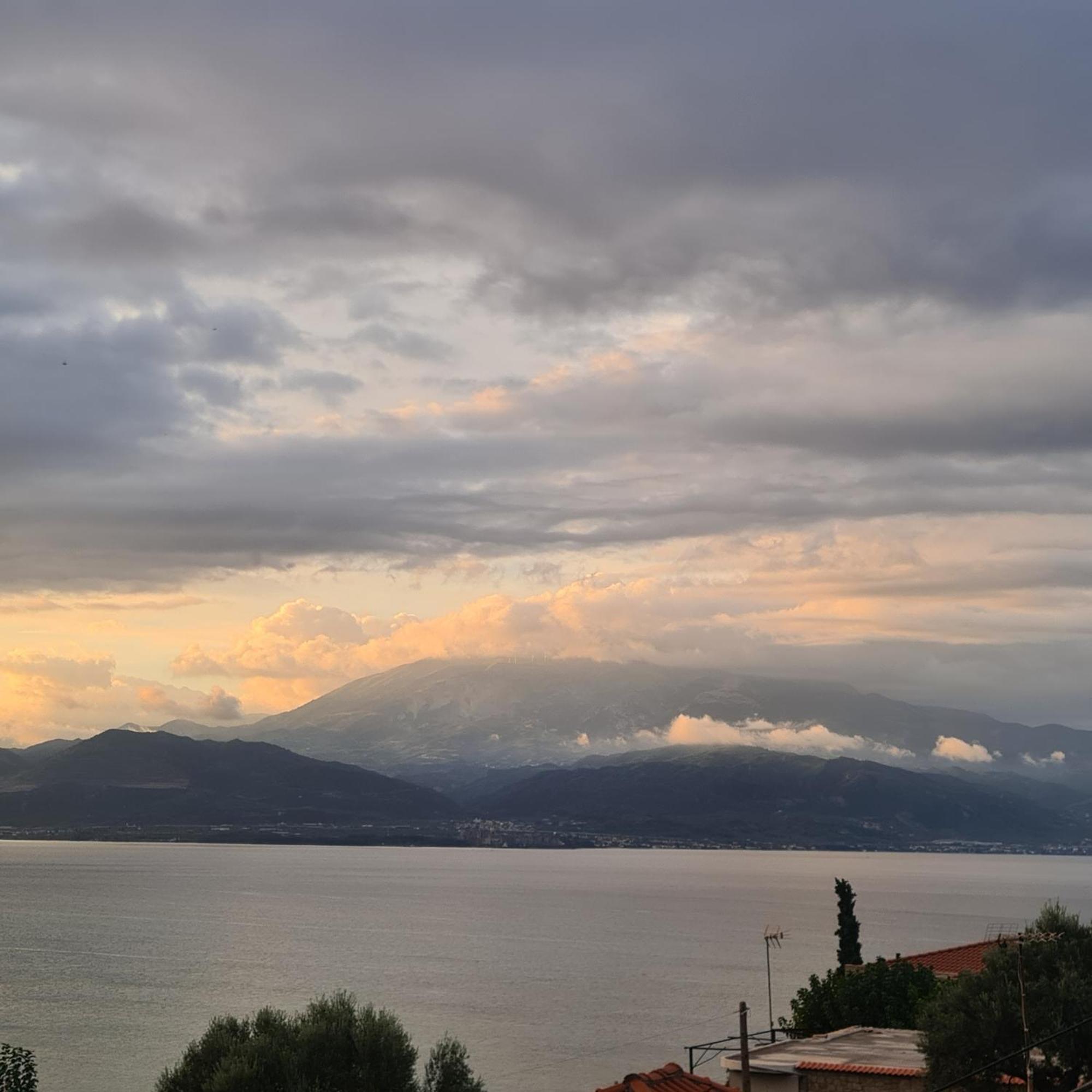 View By The Castle Nafpaktos Villa Bagian luar foto